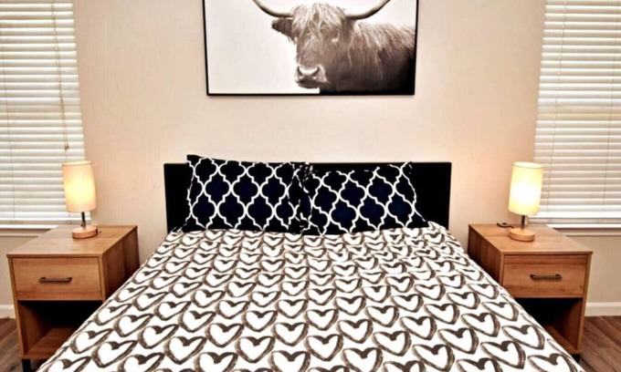 Austin House | Cozy Spacious Corporate Housing 4 BR|2.5 Bath|Loft|Office|Near Tesla