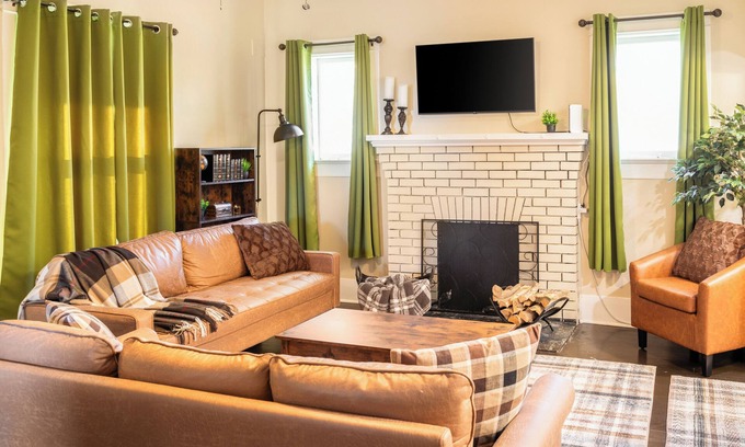 Knoxville House | Cozy & Spacious Home w/Firepit - 5 mins from Downtown Knoxville