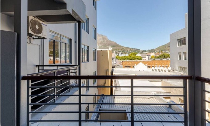 Cape Town City Centre Apartment | Cozy studio apartment with Mountain View