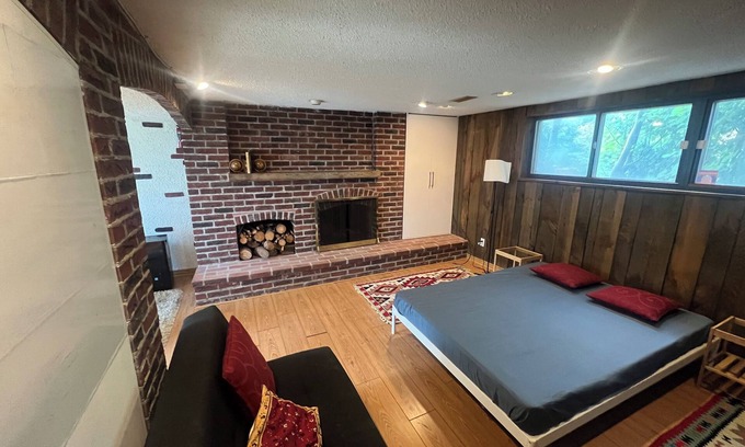 Thornhill House | Cozy Studio Basement in a Quiet, Peaceful Neighborhood