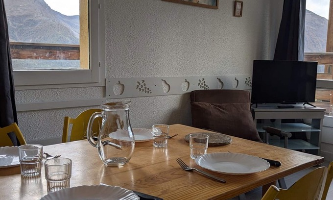 Orcieres-Merlette Apartment | Cozy Studio for 5 with Balcony & Ski-in/Ski-out Access in Orcières - WiFi, Near Sports Complex