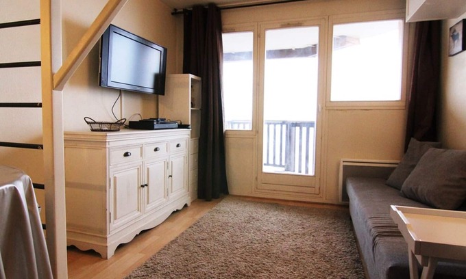 Jeux Apartment | Cozy Studio for 4 with South-Facing Balcony, Near Ski Lifts and Shops — Pet Friendly