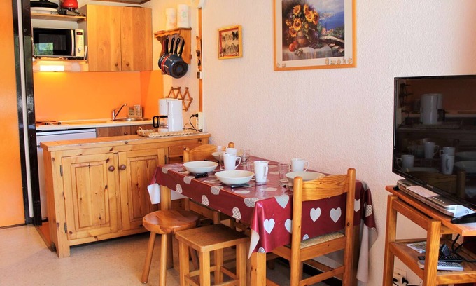 Les Claux Apartment | Cozy studio in Vars with balcony, near slopes and shops, parking included