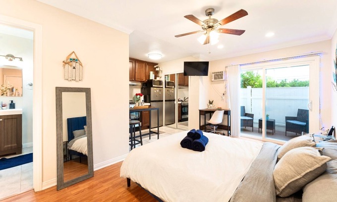 Clarkdale Apartment | Cozy Studio - Mins to WeWork, Sony Pics & Venice with Parking