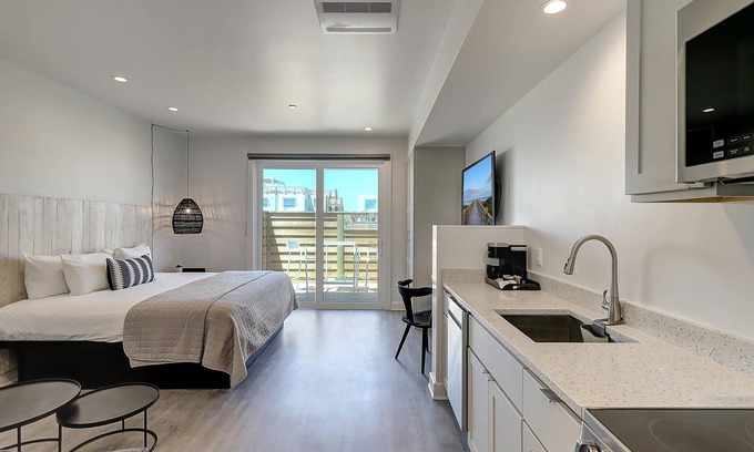 Corpus Christi Apartment | Cozy Studio w/Private Patio, Private Walkable Beach Access & On-site Pool!