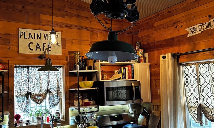 Roxbury Apartment | Cozy studio with AC and WiFi in charming Gypsum