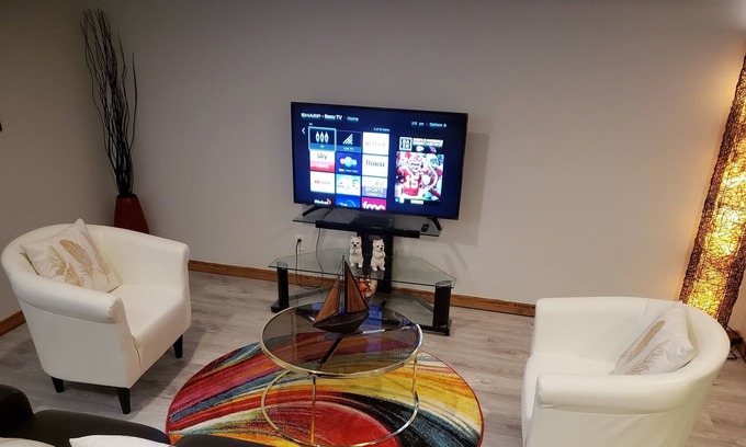Calgary House | Cozy suite 10minutes to YYC Airport