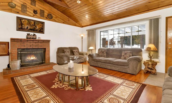 Big Bear Lake Ski Chalet | Cozy Summit- Cozy Central Resort Chalet- Minutes to Activities