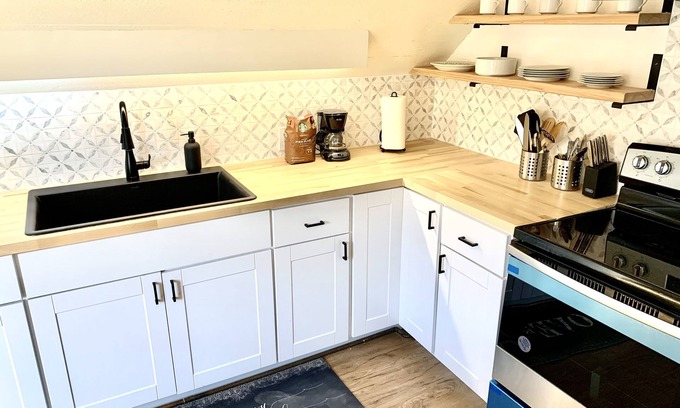 Bridgeport Apartment | Cozy + Sunny Coastal Apt by Long Island Sound