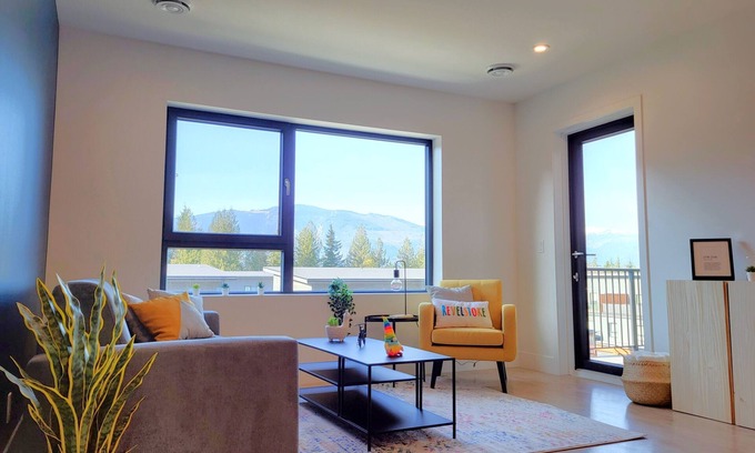 Revelstoke Condo | Cozy Sunset | Amazing views | Private hottub