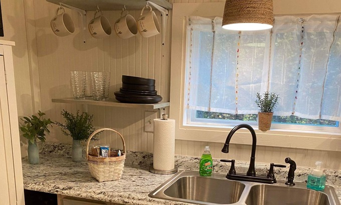 Printer Cabin | Cozy Tiny Home Quiet 1/1 Close to Riding Trails