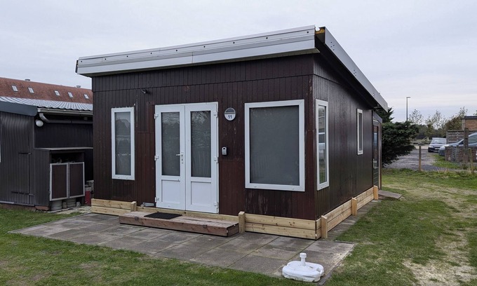 Klemskerke Ski Chalet | Cozy Tiny House (4p) near the sea | Quiet mini camping De Haan