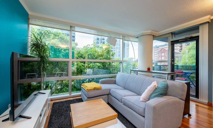 Downtown Vancouver Condo | Cozy Treehouse at Burrard (1 Bedroom Condo)