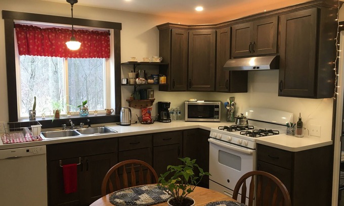 Bristolville House | Cozy two bedroom house close to Middlefield, and close to Route 80 and 422