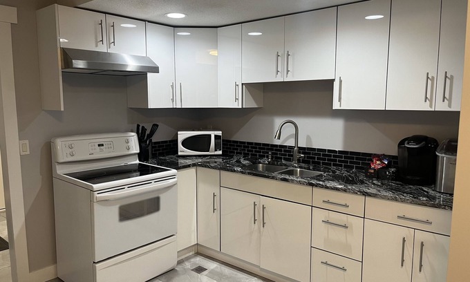 Central Okanagan House | Cozy Two Bedroom Suite in Peachland