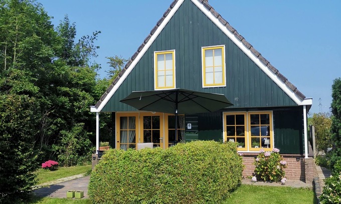 Oudeslius House | Cozy vacation home in Oudesluis. On the canal and boat with electric outboard motor.