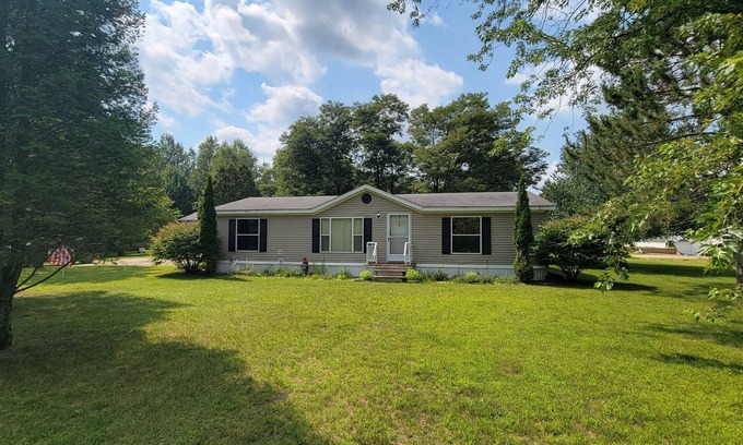 Gladwin House | cozy vacation home with fantastic Lake access!