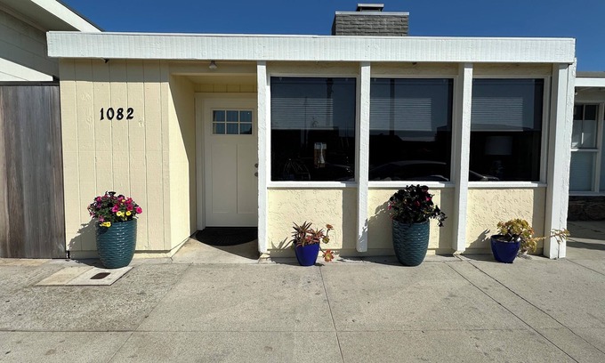 Pierpont Bay House | Cozy Ventura Beach Cottage. 1 Bedroom, sleeps 4, Wifi, Jacuzzi, steps from sand.