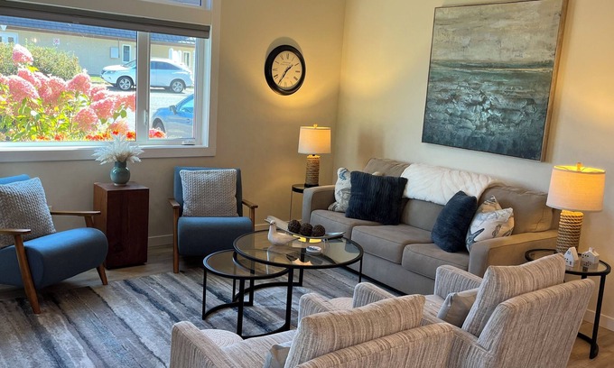 Regional District of Nanaimo Apartment | Cozy Village Nest - Walk to Beach, Pub and Restaurants - King Bed + Fireplace