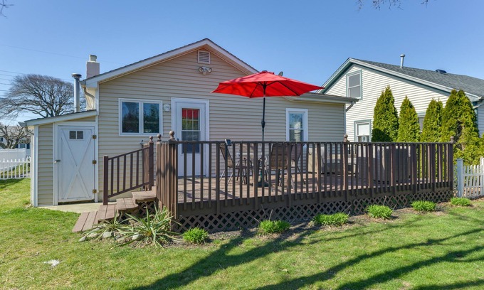 Villas Cottage | Cozy Villas Cottage w/Deck, 1/2 Block to Beach!