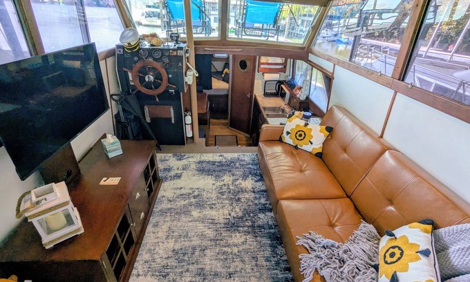 Downtown Knoxville Boat Rental | Cozy Vintage Yacht - Walk to Neyland +Free Parking