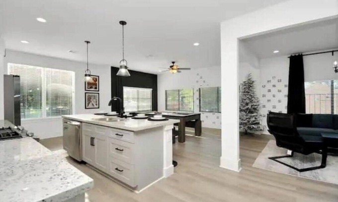 Northside Apartment | Cozy Winter themed 2bdr Apt near Downtown!nn