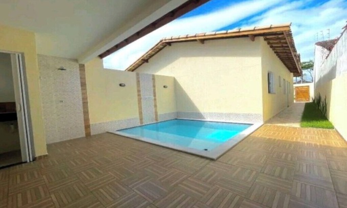 Itanhaem House | Cozy with a pool and beach just around the corner.