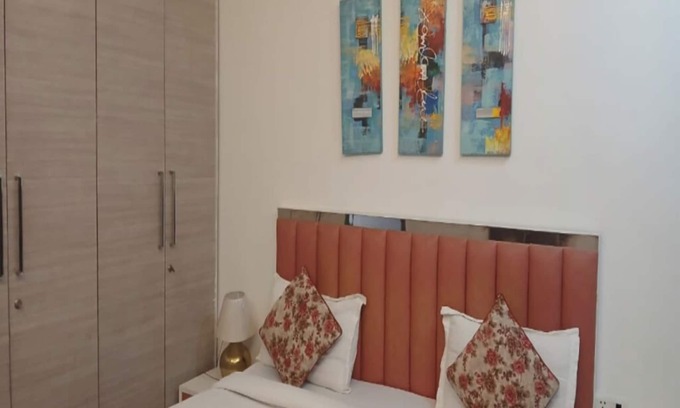 Safdarjung Enclave Hotel | CozyRoom in lovely New Delhi with WiFi, AC