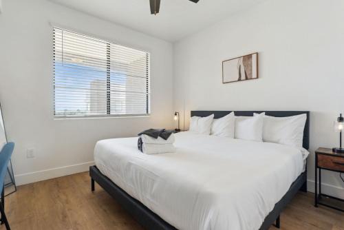 Glendale Sports and Entertainment District Apartment | CozySuites Glendale - Westgate with pool 05