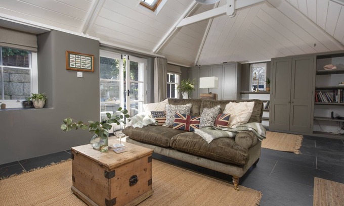 Mousehole Cottage | Crab Cottage - a cottage that sleeps 2 guests in 1 bedroom