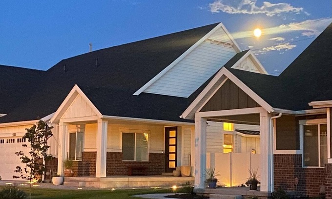 Murray House | Craftsman Home in ideal Location~nNear Shops and Mountains!nPet Friendly!