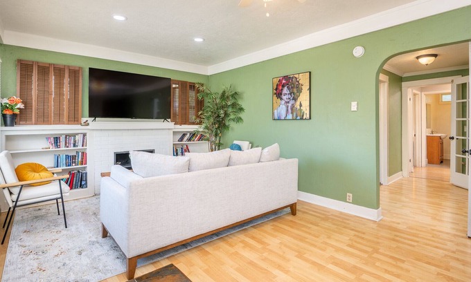 Amazon House | Creative Haven Next to U of O w/ Parking! Monthly Stays Welcome!