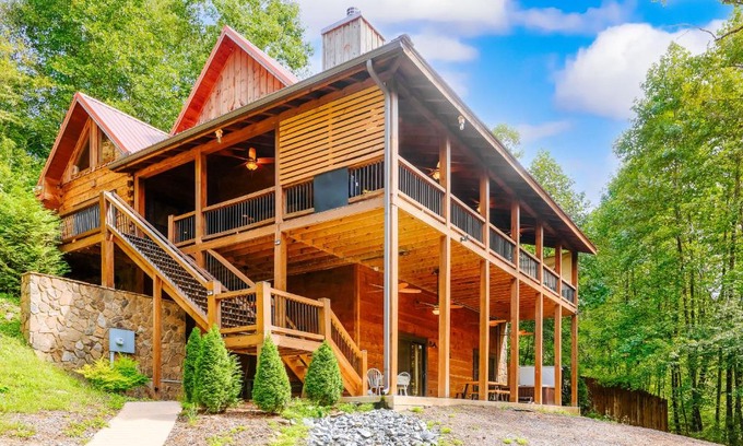 Morganton House | Creek Front Oasis