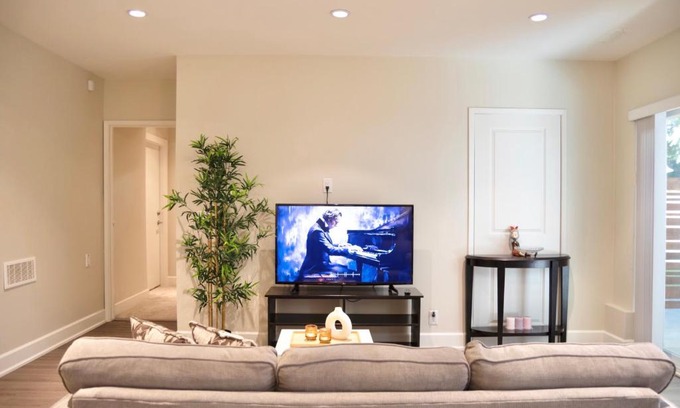 Burnaby Apartment | Creek Side 2-Bedroom Guest Suite