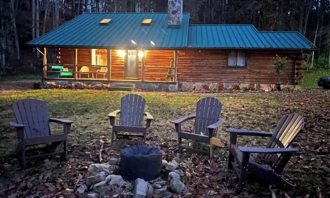 Pearisburg Cabin | Creekside Cabin in the Mountains