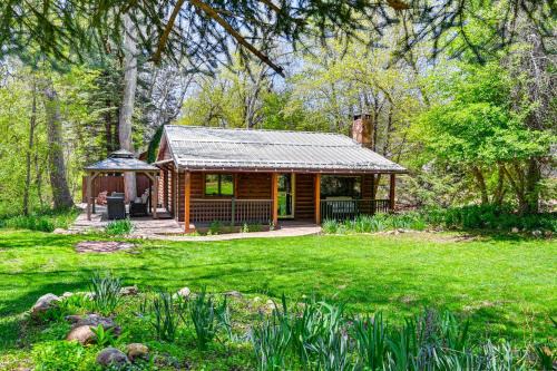 Christopher Creek House | Creekside Cabin Retreat with Private Deck in Payson