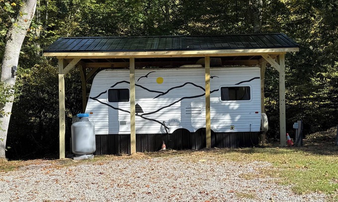 Dailey House | Creekside Camper/Mountain Hiking/National Forest!