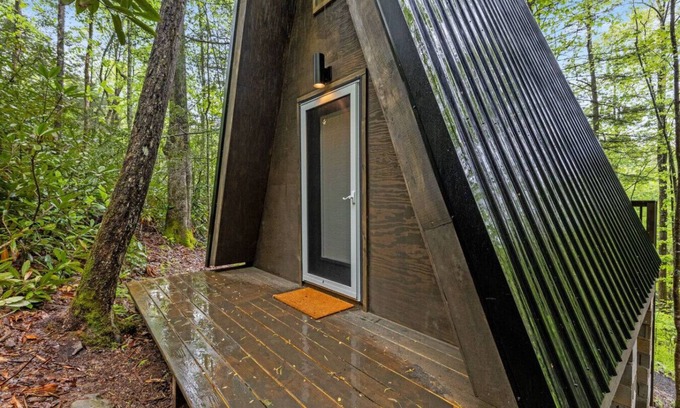 Pine Ridge Apartment | Creekside - Camping Cabin Retreat - RRG, KY