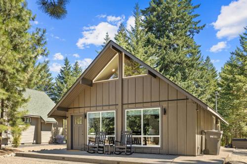 Cle Elum House | Creekside Haven, a modern mountain escape