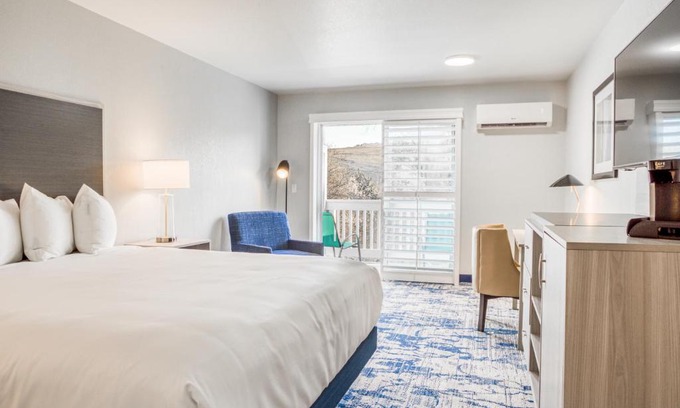 Cambria Hotel | Creekside Inn Downtown