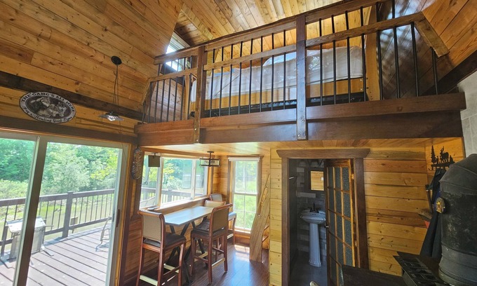 Niagara Falls Cabin | Creekside Retreat Treehouse In Cooksmills, 15 minutes from Niagara Falls