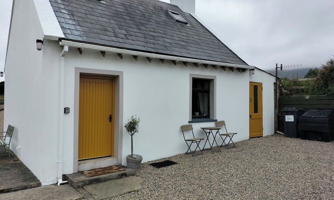 Glenveagh Cottage | Creeslough - 2 Bed Cottage - Pet Friendly - Garden