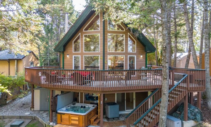 East Kootenay Apartment | Crescent Moon Lodge | A-Frame | Hot Tub | Fire Pit