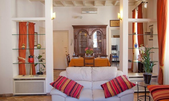 Rione II Trevi Apartment | Crociferi 1 Apartment