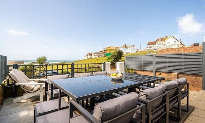 Bude Apartment | Crooklets House is a 6 bedroom house, 150 metres from the beach