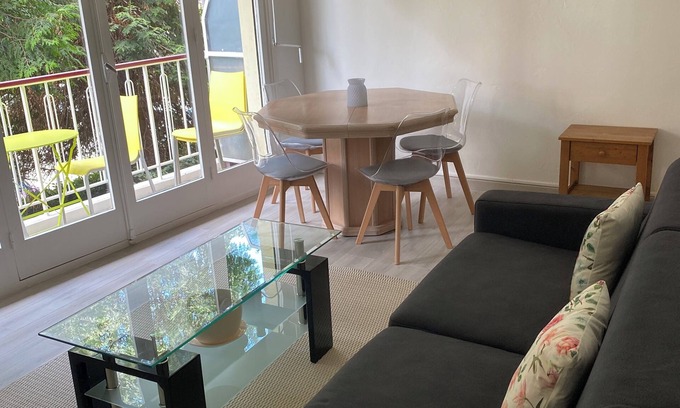 Cros-de-Cagnes Apartment | Cros de Cagnes-sur-Mer building facing the sea
