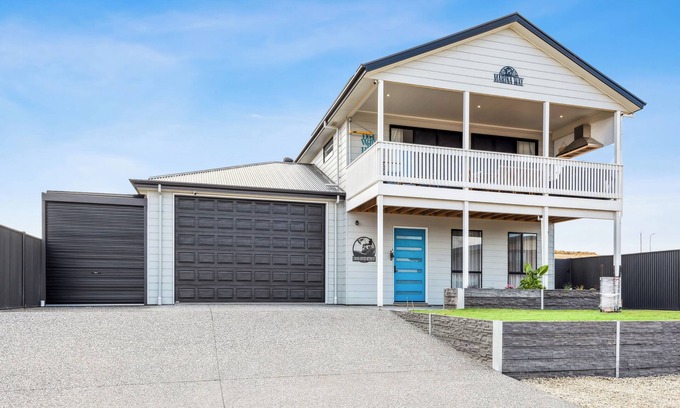 Mannum House | CROSS RIVER RETREAT, THIS SPACIOUS RIVER HOME CAN COMFORTABLY SLEEP UP TO 13