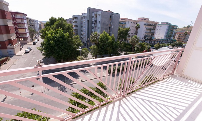 Crotone Apartment | [Croton 5 ⭐ ⭐ ⭐ ⭐ ⭐] Luxury Apartment: Free Parking, Netflix, Wi-Fi