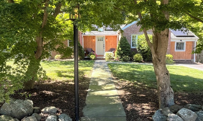 Croton-on-Hudson House | Croton Calm Retreat! 3-bedroom house withe hot tub in Croton-on-Hudson.