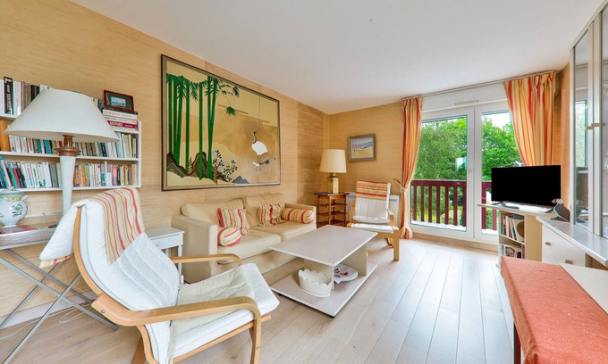 Arzon Apartment | Crouesty Harbor, flat with a pool for 4